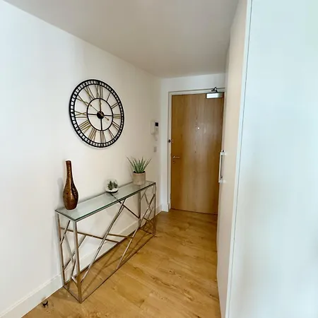 Luxury Penthouse With Private Hot Tub Overlooking Leeds Centre *