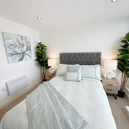 Luxury Penthouse With Private Hot Tub Overlooking Leeds Centre Apartment