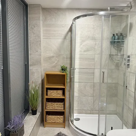 Luxury Penthouse With Private Hot Tub Overlooking Leeds Centre