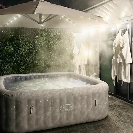 Luxury Penthouse With Private Hot Tub Overlooking Leeds Centre *