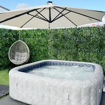 Apartment Luxury Penthouse With Private Hot Tub Overlooking Leeds Centre *