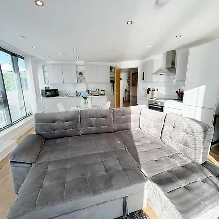 Luxury Penthouse With Private Hot Tub Overlooking Leeds Centre