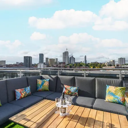 Luxury Penthouse With Private Hot Tub Overlooking Leeds Centre *