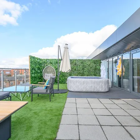 Luxury Penthouse With Private Hot Tub Overlooking Leeds Centre * Leeds (West Yorkshire)