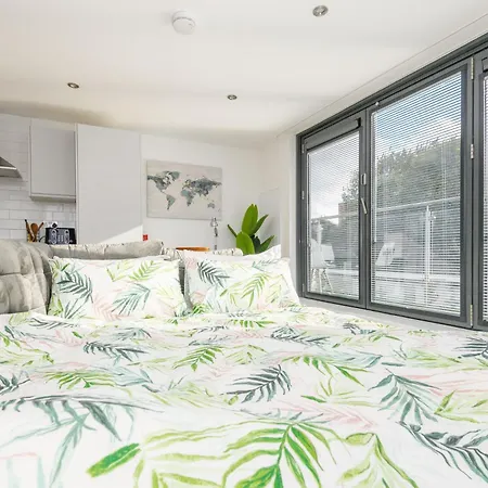 Luxury Penthouse With Private Hot Tub Overlooking Leeds Centre