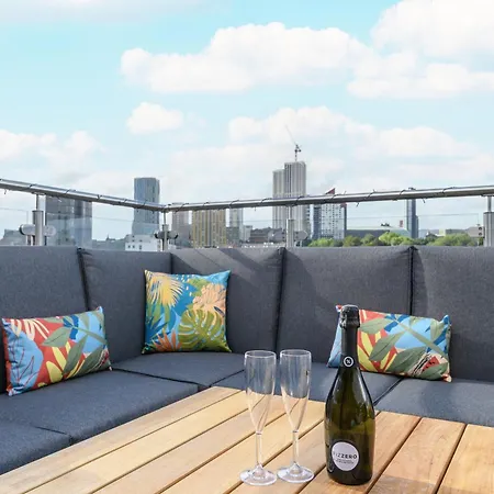 Luxury Penthouse With Private Hot Tub Overlooking Leeds Centre Apartment