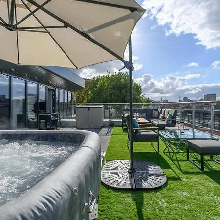 Apartment Luxury Penthouse With Private Hot Tub Overlooking Leeds Centre *