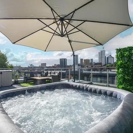 Luxury Penthouse With Private Hot Tub Overlooking Leeds Centre Apartment Leeds (West Yorkshire)