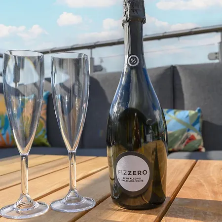 Luxury Penthouse With Private Hot Tub Overlooking Leeds Centre *