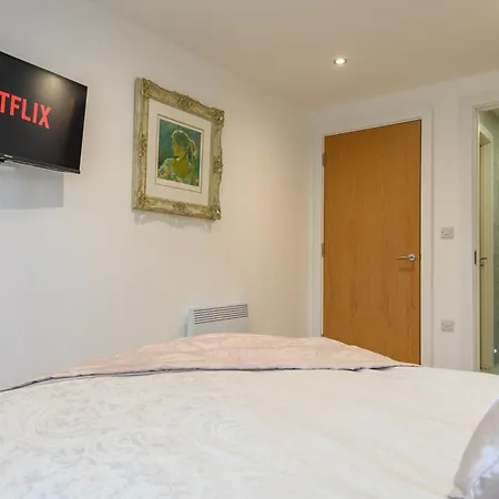 Apartment Luxury Penthouse With Private Hot Tub Overlooking Leeds Centre *