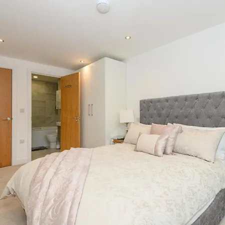 Luxury Penthouse With Private Hot Tub Overlooking Leeds Centre Apartment Leeds (West Yorkshire)