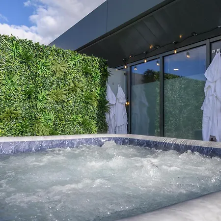 Luxury Penthouse With Private Hot Tub Overlooking Leeds Centre * Leeds (West Yorkshire)
