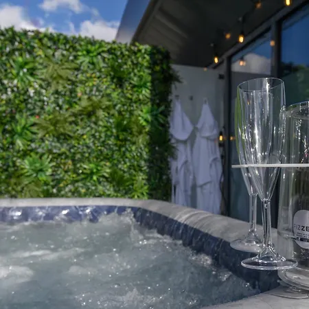 Luxury Penthouse With Private Hot Tub Overlooking Leeds Centre Apartment *