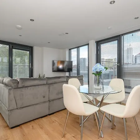 Luxury Penthouse With Private Hot Tub Overlooking Leeds Centre *