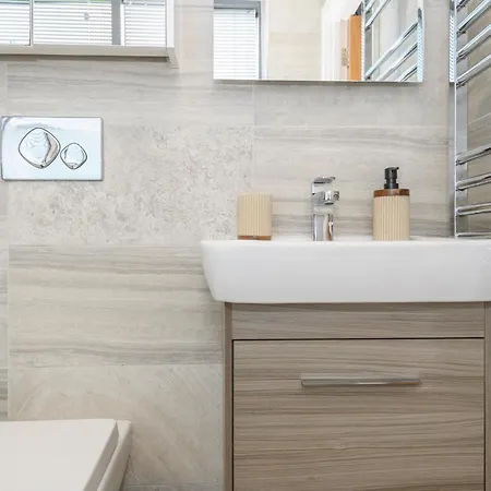 Luxury Penthouse With Private Hot Tub Overlooking Leeds Centre Apartment *