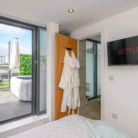 Apartment Luxury Penthouse With Private Hot Tub Overlooking Leeds Centre *
