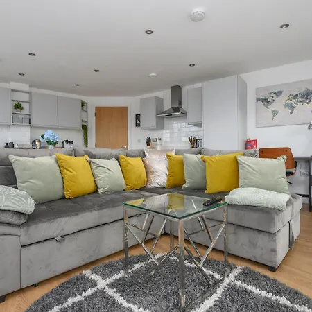 Luxury Penthouse With Private Hot Tub Overlooking Leeds Centre *