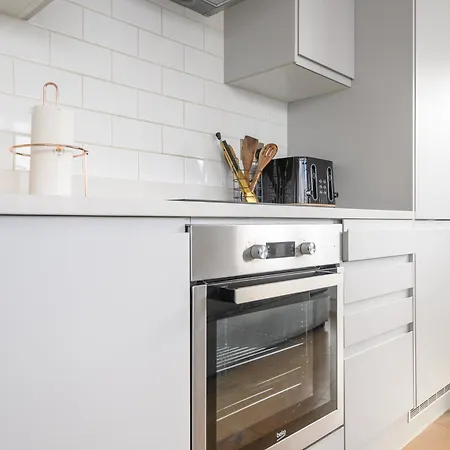 Luxury Penthouse With Private Hot Tub Overlooking Leeds Centre Apartment *
