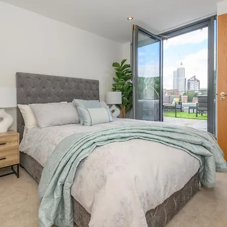 Luxury Penthouse With Private Hot Tub Overlooking Leeds Centre Apartment Leeds (West Yorkshire)