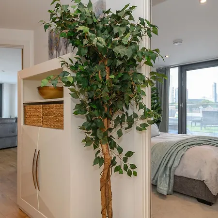 Luxury Penthouse With Private Hot Tub Overlooking Leeds Centre *