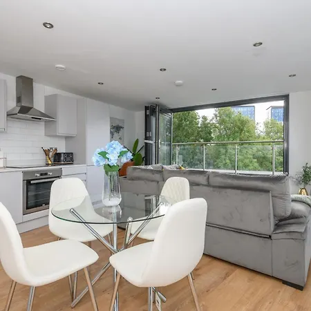 Luxury Penthouse With Private Hot Tub Overlooking Leeds Centre