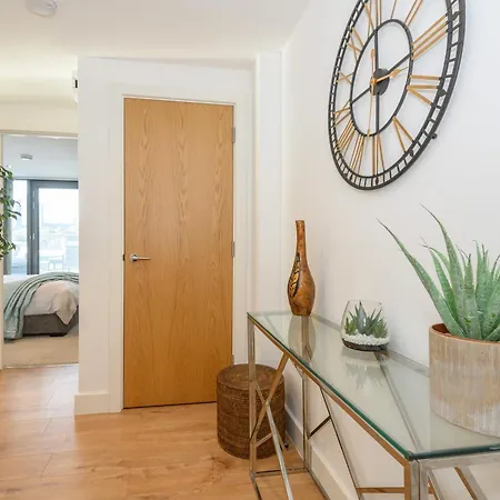 Luxury Penthouse With Private Hot Tub Overlooking Leeds Centre Apartment *
