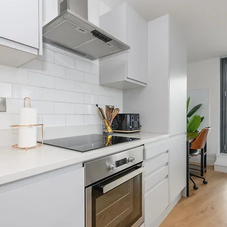 Luxury Penthouse With Private Hot Tub Overlooking Leeds Centre Apartment *