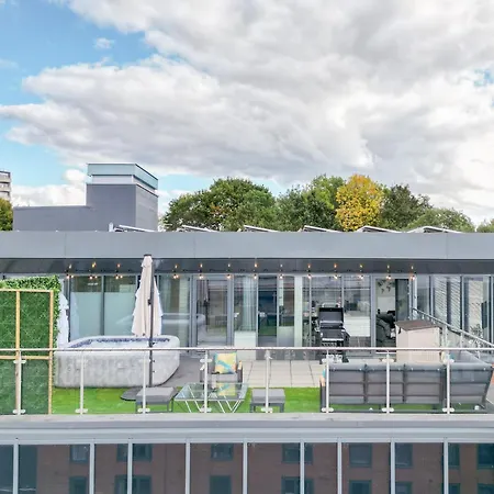 Luxury Penthouse With Private Hot Tub Overlooking Leeds Centre * Leeds (West Yorkshire)