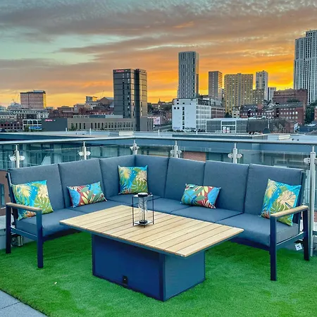 Luxury Penthouse With Private Hot Tub Overlooking Leeds Centre Apartment *