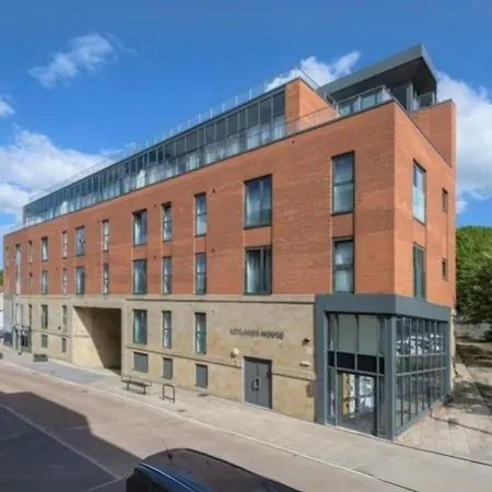 Luxury Penthouse With Private Hot Tub Overlooking Leeds Centre *