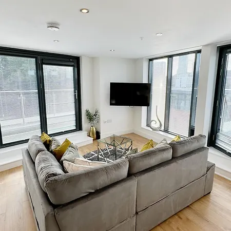 Luxury Penthouse With Private Hot Tub Overlooking Leeds Centre Apartment