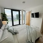 Luxury Penthouse With Private Hot Tub Overlooking Centre Апартаменти