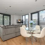 Luxury Penthouse With Private Hot Tub Overlooking Centre *