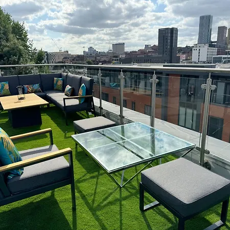 Luxury Penthouse With Private Hot Tub Overlooking Centre * Leeds (West Yorkshire)