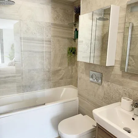 Luxury Penthouse With Private Hot Tub Overlooking Centre