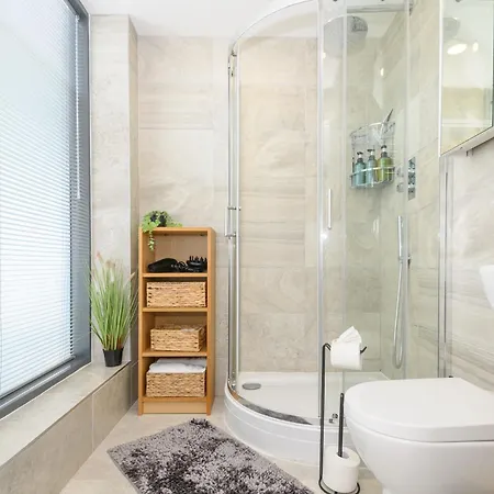 Luxury Penthouse With Private Hot Tub Overlooking Centre Leeds (West Yorkshire)