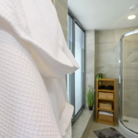 Luxury Penthouse With Private Hot Tub Overlooking Centre Apartment Leeds (West Yorkshire)