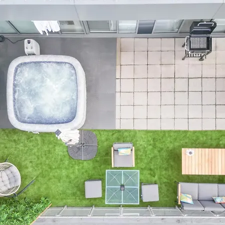 Luxury Penthouse With Private Hot Tub Overlooking Centre *