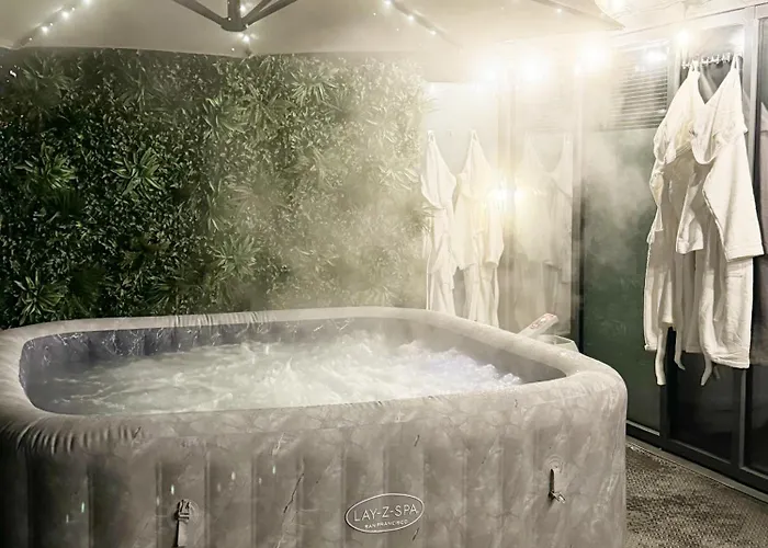 Luxury Penthouse With Private Hot Tub Overlooking Centre *