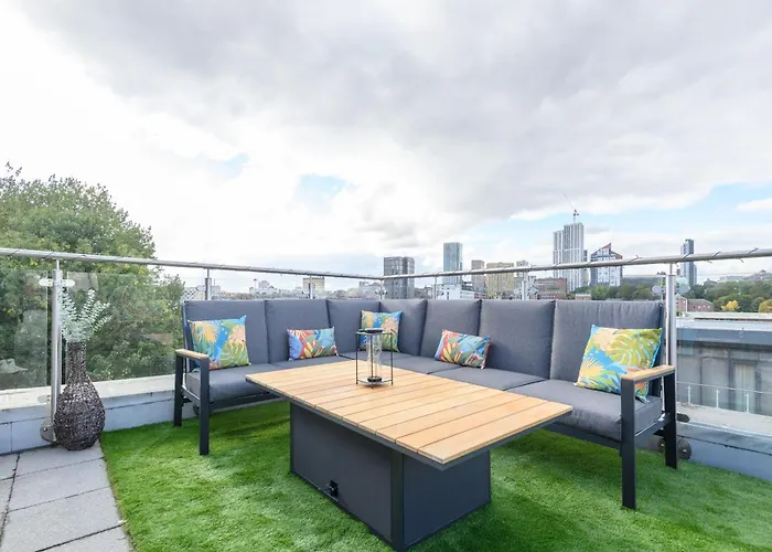 Luxury Penthouse With Private Hot Tub Overlooking Centre Leeds (West Yorkshire)