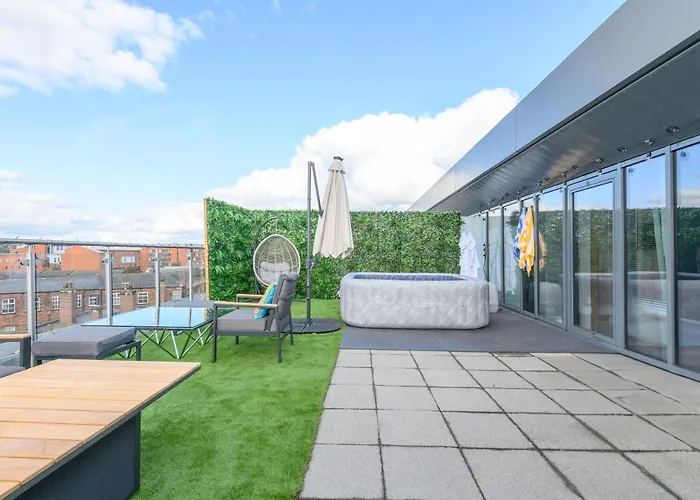 Luxury Penthouse With Private Hot Tub Overlooking Centre * Leeds (West Yorkshire)