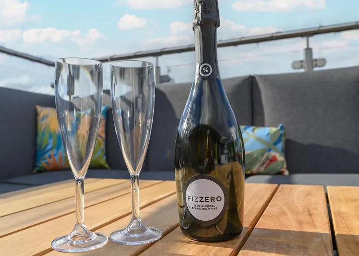 Luxury Penthouse With Private Hot Tub Overlooking Centre *