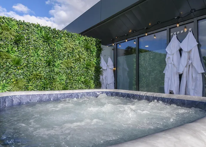 Luxury Penthouse With Private Hot Tub Overlooking Centre * Leeds (West Yorkshire)