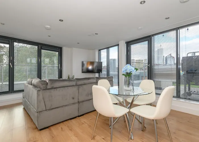 Luxury Penthouse With Private Hot Tub Overlooking Centre *