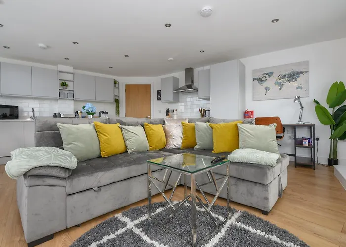 Luxury Penthouse With Private Hot Tub Overlooking Centre *