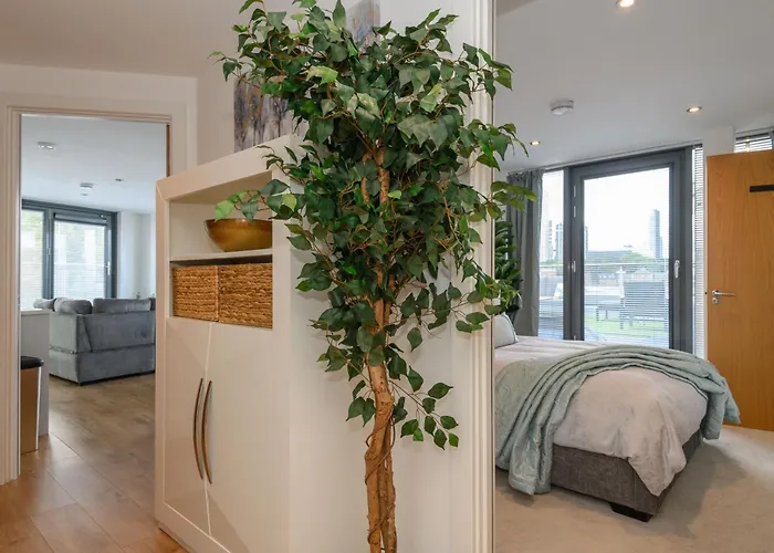 Luxury Penthouse With Private Hot Tub Overlooking Centre *