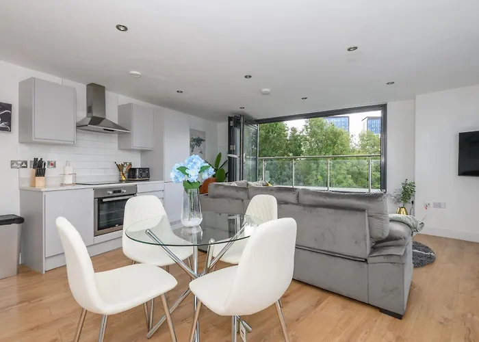 Luxury Penthouse With Private Hot Tub Overlooking Centre