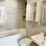Luxury Penthouse With Private Hot Tub Overlooking Centre