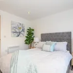 Luxury Penthouse With Private Hot Tub Overlooking Centre * Leeds (West Yorkshire)