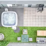 Luxury Penthouse With Private Hot Tub Overlooking Centre *